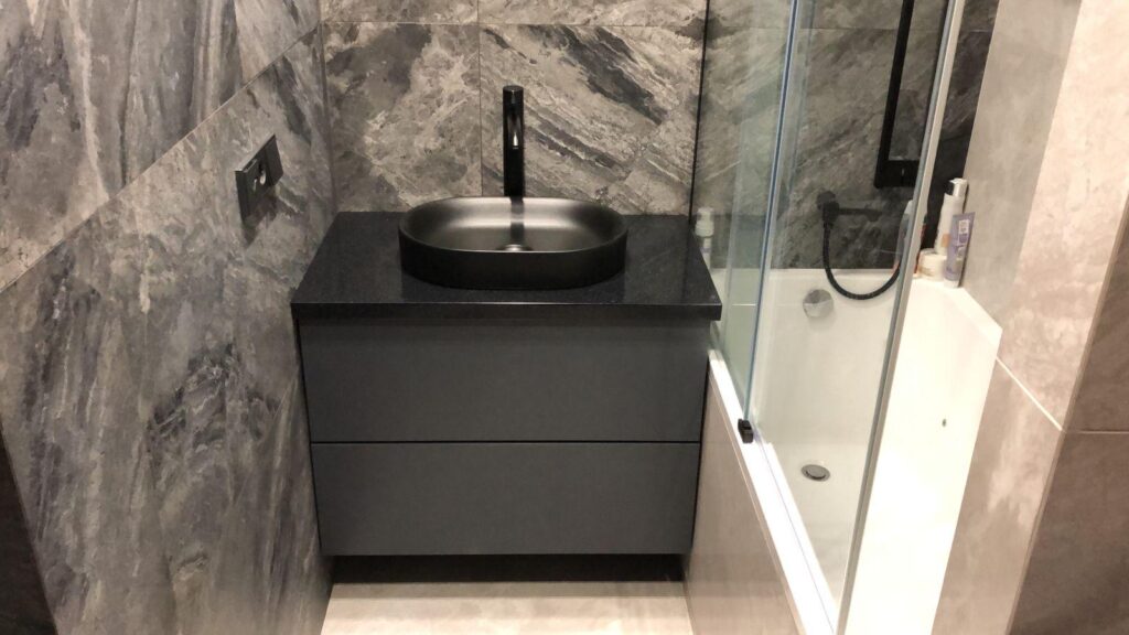 Столешница из искусственного камня для ванной комнаты изготовлено в правила камня