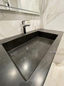 Черная столешница из искусственного камня с литой раковиной для ванной комнаты изготовлено в правила камня