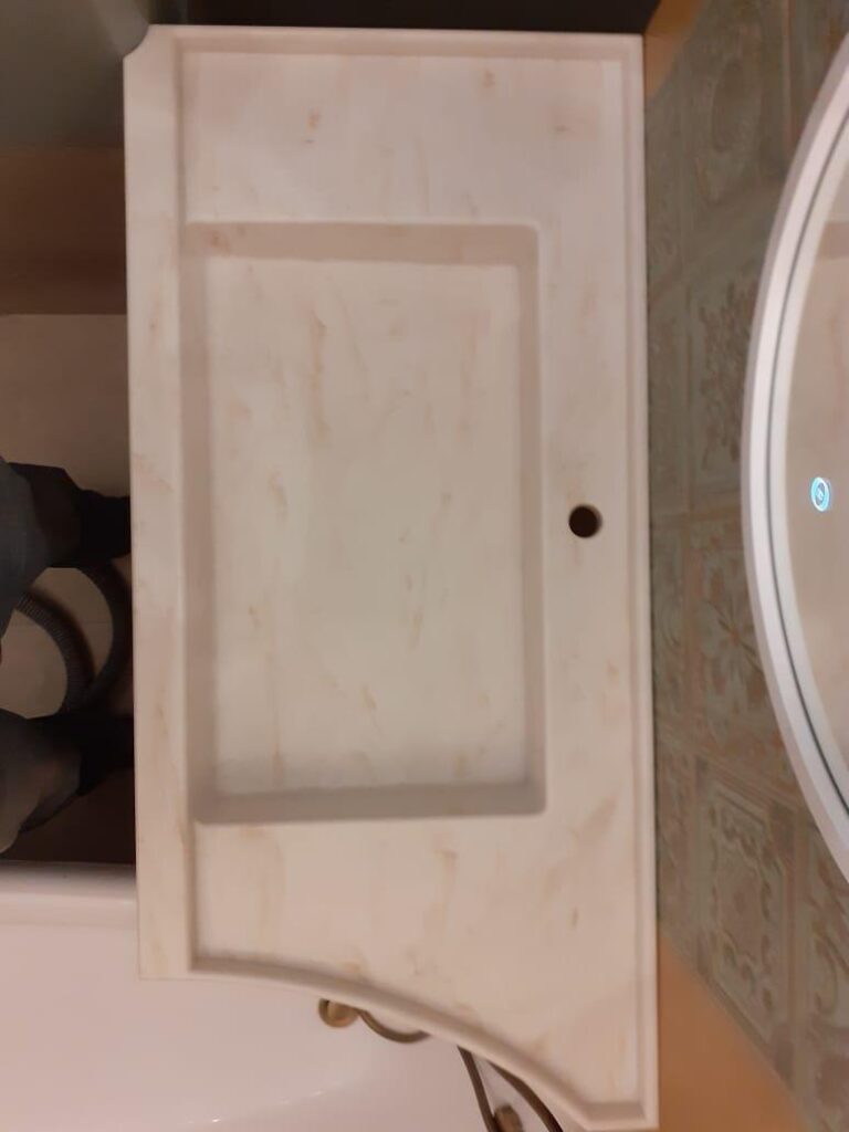 Столешница из искусственного камня по индивидуальному проекту и раковина для ванной комнаты изготовлено в правила камня