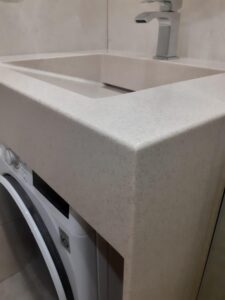 Столешница из искусственного камня с раковиной для ванной комнаты изготовлено в правила камня