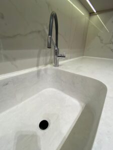 Столешницы из искусственного камня в ванную комнату и постирочную изготовлено в правила камня