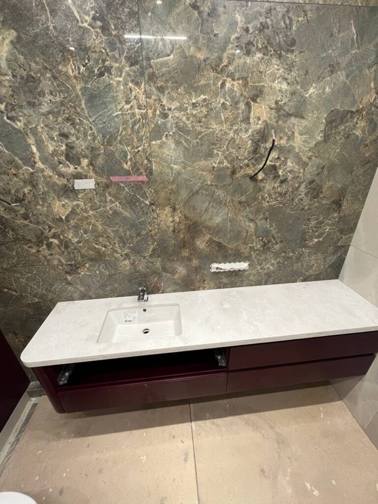 Столешница из кварцевого агломерата в ванную комнату изготовлено в правила камня