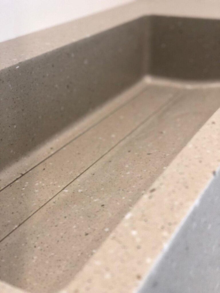 Столешница из искусственного камня и раковина с накладкой для ванной комнаты изготовлено в правила камня