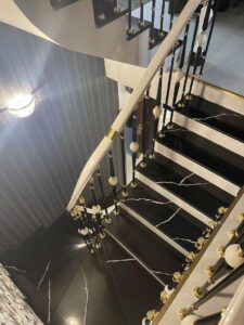 Лестница (14 ступеней) из кварцевого агломерата изготовлено в правила камня
