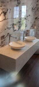 Столешница из искусственного камня с высокими бортами для ванной комнаты изготовлено в правила камня