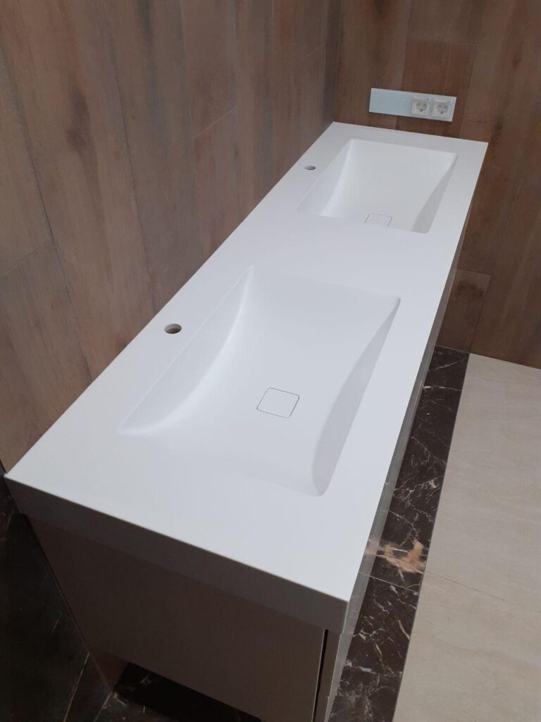 Столешница из искусственного камня с двумя раковинами для ванной комнаты изготовлено в правила камня