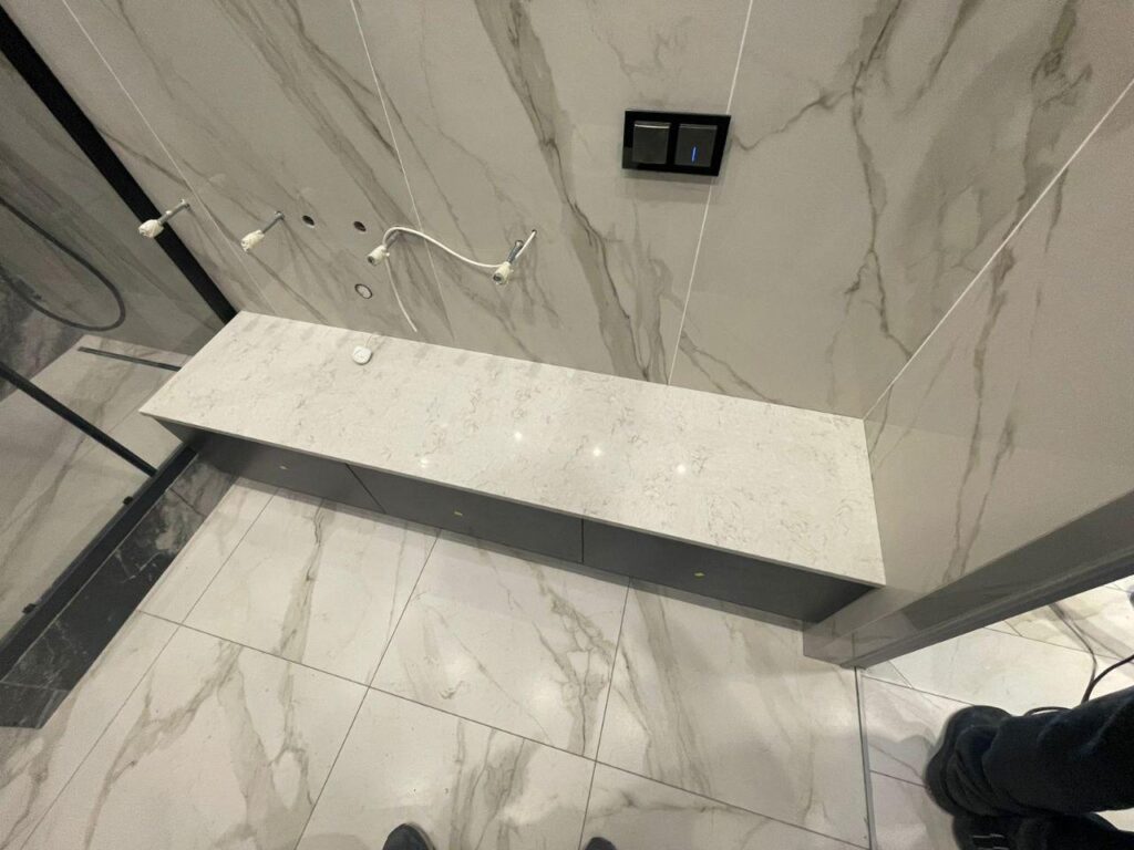 Столешницы из кварцевого агломерата и раковина в ванную комнату изготовлено в правила камня