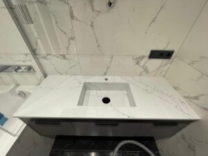 Столешница из кварцевого агломерата и раковина в ванную комнату изготовлено в правила камня