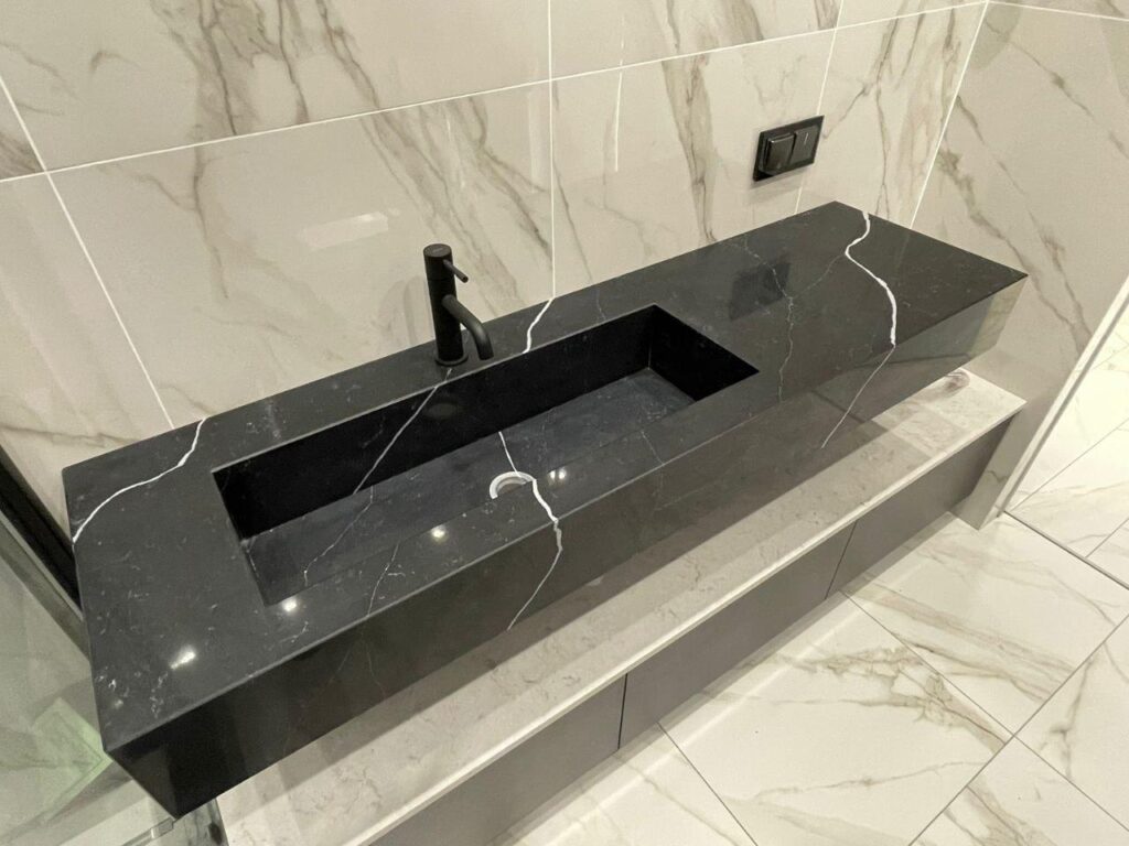 Столешницы из кварцевого агломерата и раковина в ванную комнату изготовлено в правила камня