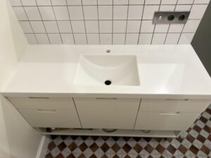 Каменная столешница для ванной комнаты с интегрированной раковиной-лодочкой изготовлено в правила камня