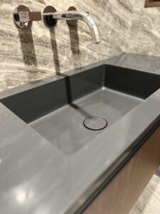 Hi-Macs S923 Intense Grey изготовлено в правила камня