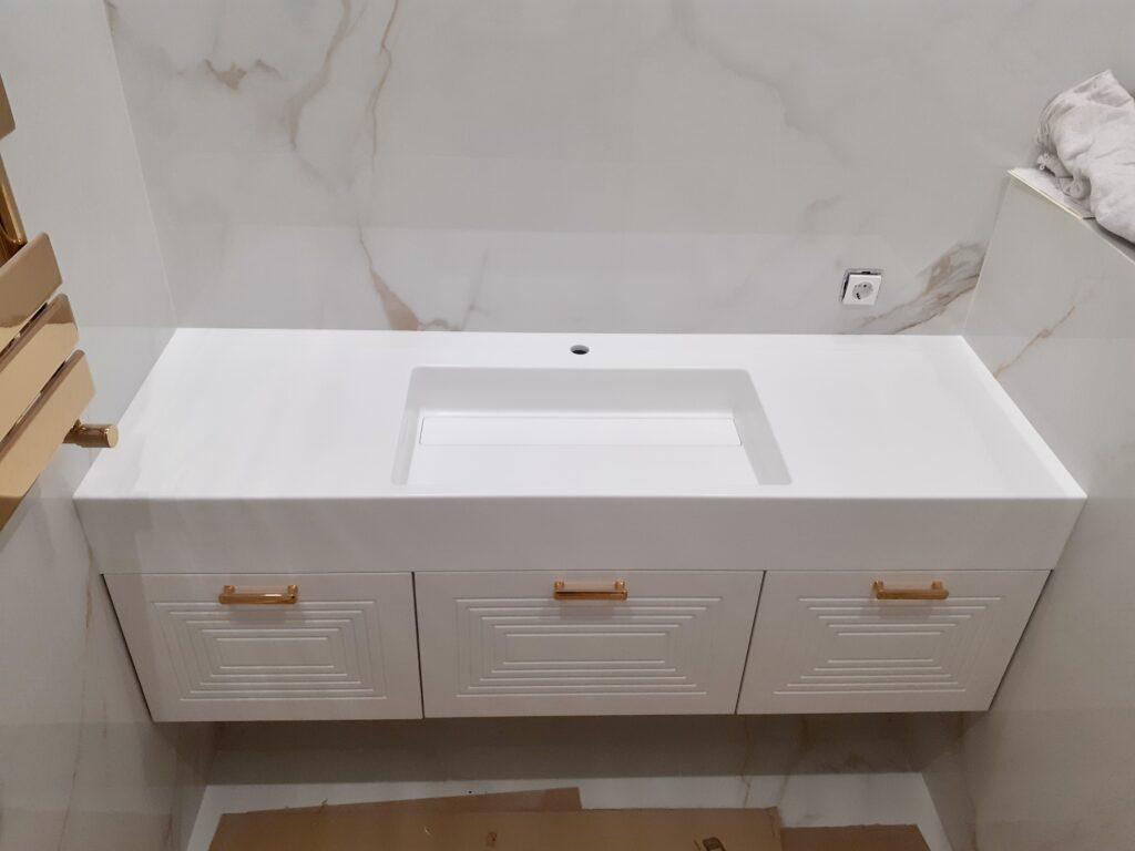 Псевдощелевая раковина в ванной комнате изготовлено в правила камня