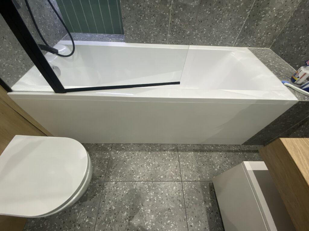 Экран для ванны изготовлено в правила камня