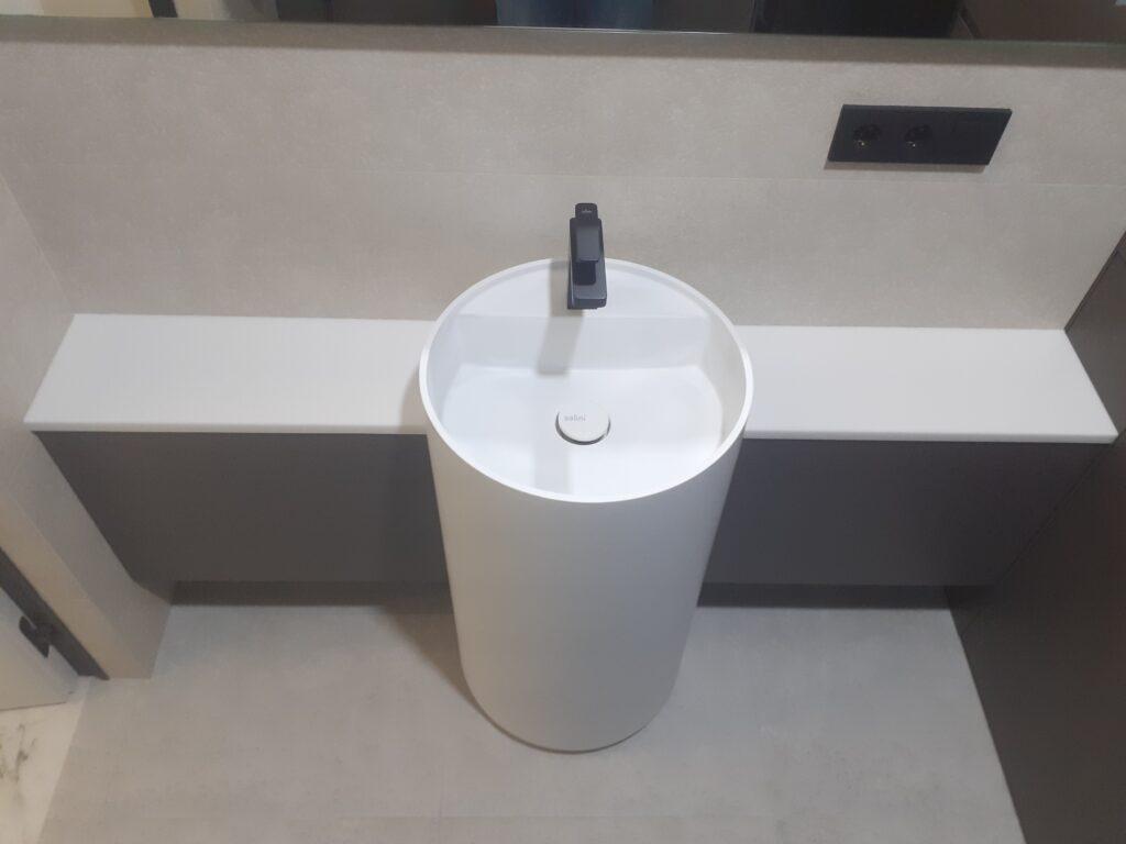 Столешницу в ванную комнату изготовлено в правила камня
