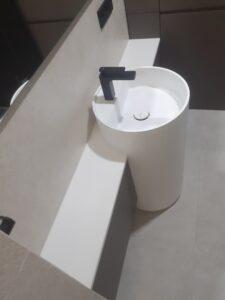 Столешницу в ванную комнату изготовлено в правила камня