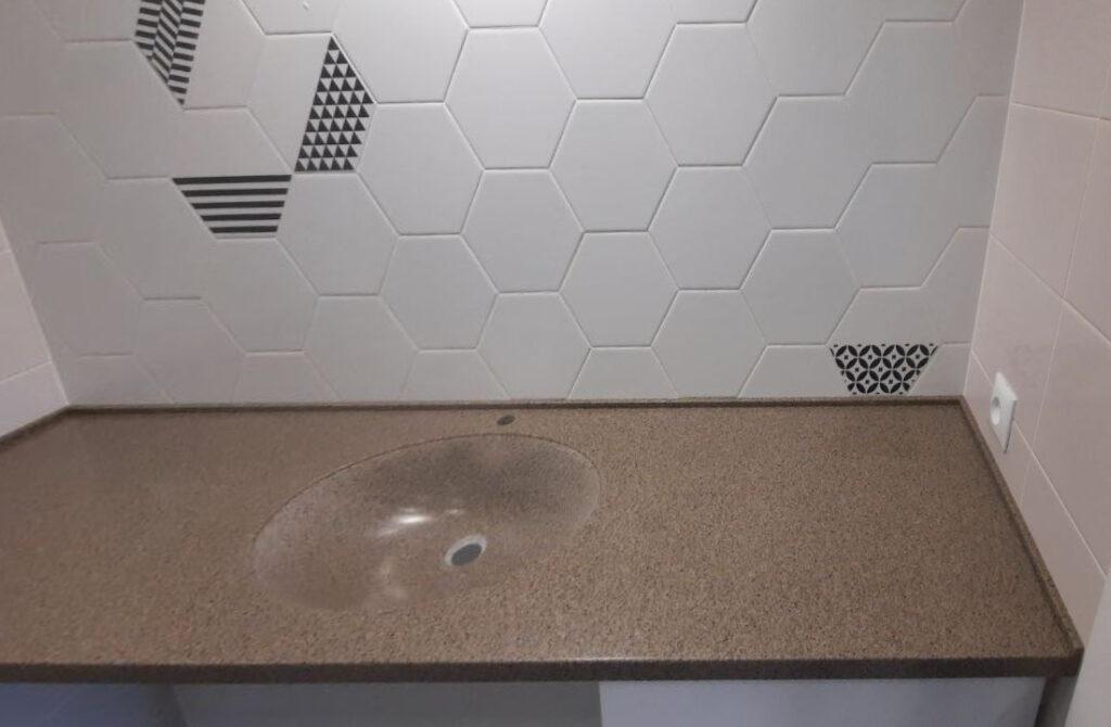 Столешница и раковина в ванную комнату из искусственного камня изготовлено в правила камня