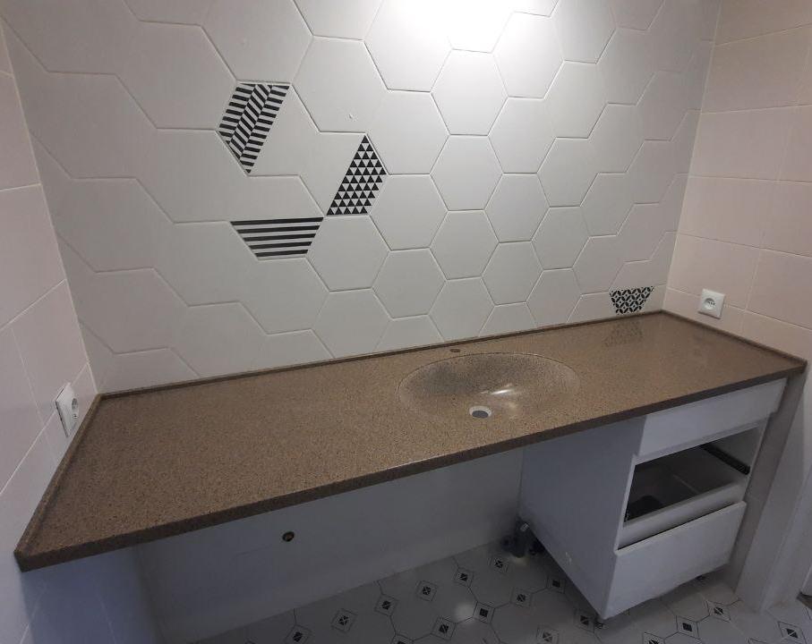 Столешница и раковина в ванную комнату из искусственного камня изготовлено в правила камня