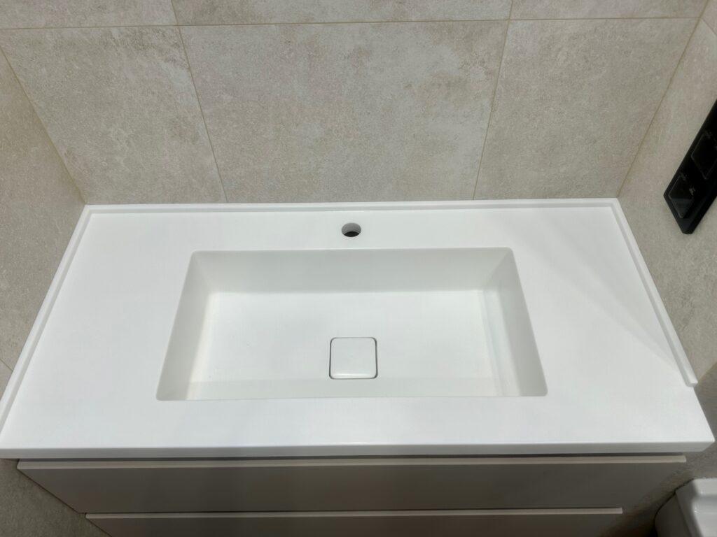 Столешница с интегрированной раковиной в ванную комнату изготовлено в правила камня