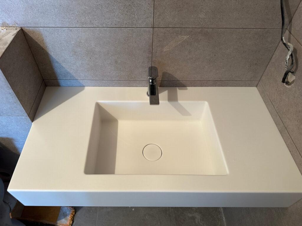 Подвесная столешница с интегрированной раковиной и клапаном клик-клак в ванную комнату изготовлено в правила камня