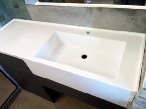 Столешница в ванную комнату с интегрированной раковиной изготовлено в правила камня