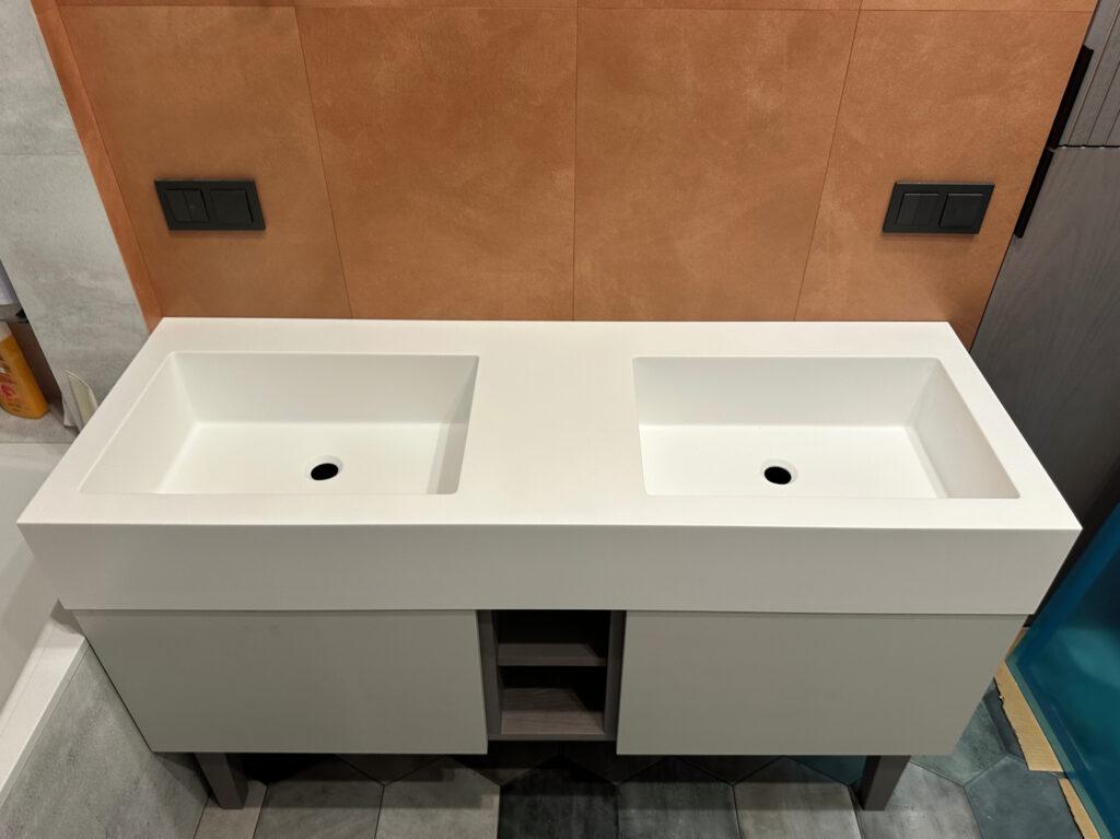 Акриловая столешница с двумя интегрированными раковинами в ванную комнату изготовлено в правила камня